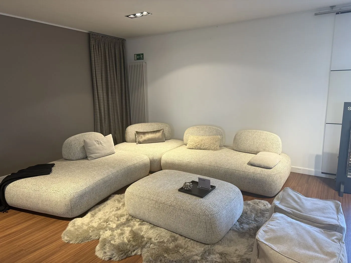 Wohnlandschaft aus runden Modulen in Creme