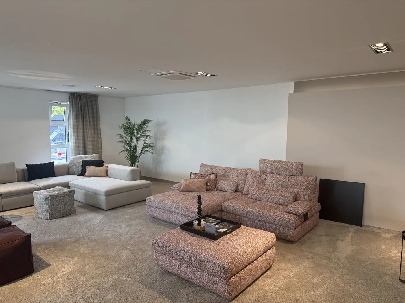 Wohnlandschaft in Rosé mit Hocker