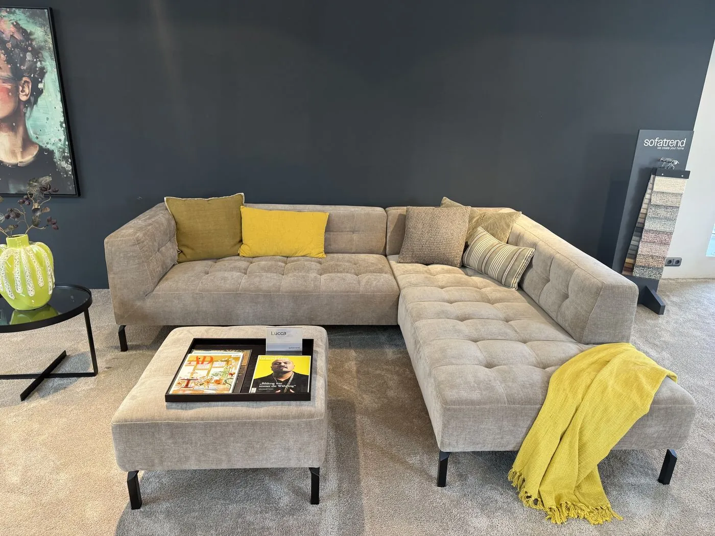 Gesteppte Wohnlandschaft in Beige mit gelben Akzenten